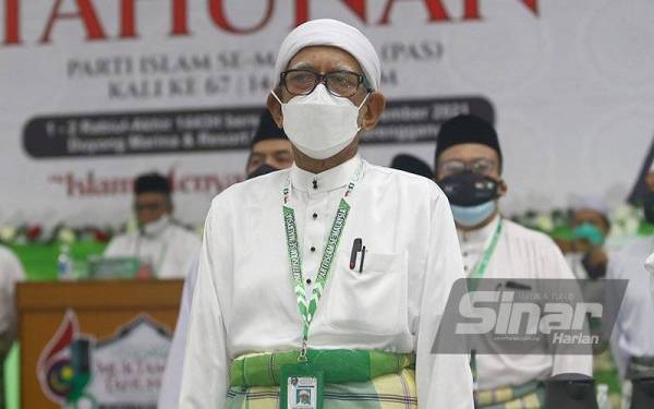 Abdul Hadi ketika hadir menyampaikan Ucapan Dasar dan Perasmian Muktamar Pas ke-67 di Duyong Marina & Resort, Kuala Terengganu pada Sabtu.