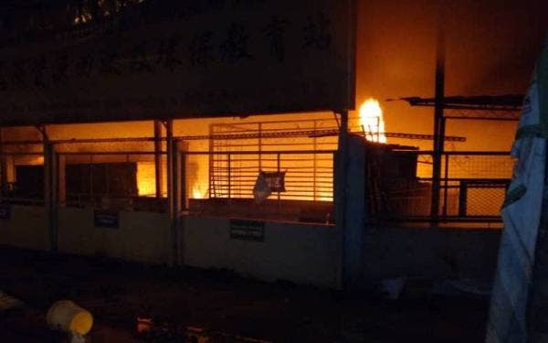 Keadaan premis berkenaan yang musnah terbakar dalam kejadian berlaku berhampiran Lebuh Pulau Pinang 2, Batu 1 1/2, Jalan Meru, di sini, pada awal pagi Sabtu.