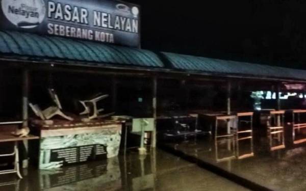 Pasar Nelayan Seberang Kota antara kawasan yang ditenggelami air akibat fenomena air pasang besar yang bermula pada jam 11.30 malam pada Jumaat.