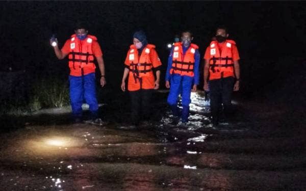 Anggota APM sedang memantau paras air di sekitar kawasan Kuala Kedah pada awal pagi Sabtu.