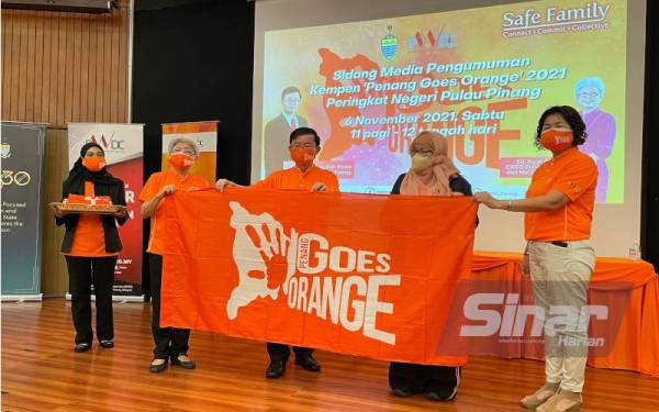 Kon Yeow (tengah) mengumumkan kempen Penang Goes Orange di Auditorium A Komtar pada Sabtu.