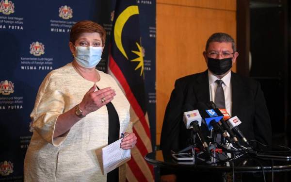 Saifuddin bersama Payne (kiri) pada sidang media ketika lawatan kerja Menteri Luar Negeri Australia itu ke Malaysia di sebuah hotel, hari ini.  - Foto Bernama