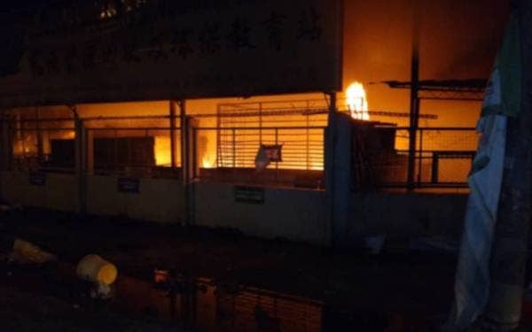 Keadaan premis berkenaan yang terbakar berhampiran Lebuh Pulau Pinang 2, Batu 1 1/2, Jalan Meru pada awal pagi Sabtu.