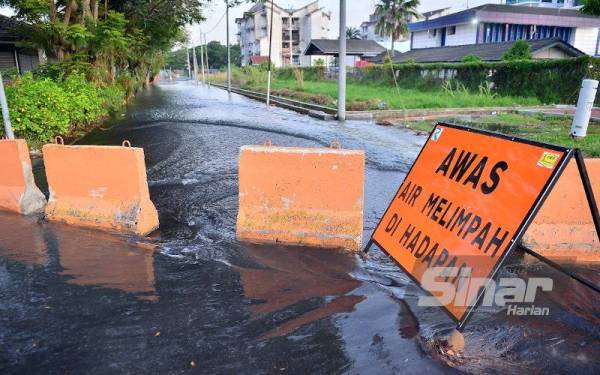 Fenomena air laut pasang besar yang berlaku di sekitar Jeti Penumpang Pelabuhan Klang .- Foto Sinar Harian ROSLI TALIB