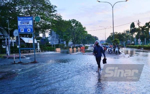 Fenomena air laut pasang besar yang berlaku di sekitar Jeti Penumpang Pelabuhan Klang. - Foto Sinar Harian ROSLI TALIB