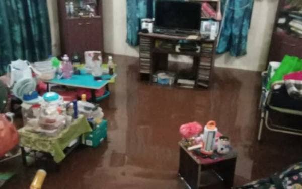 Ruang tamu rumah penduduk dinaiki air di Kampung Batu 1, Jalan Kunci Air Buang pada Sabtu