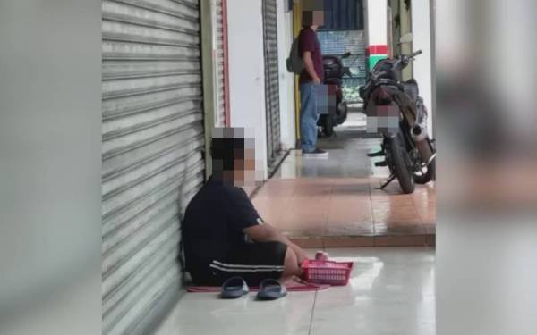 Kanak-kanak tersebut yang dilihat menjual pelitup muka di kaki lima.