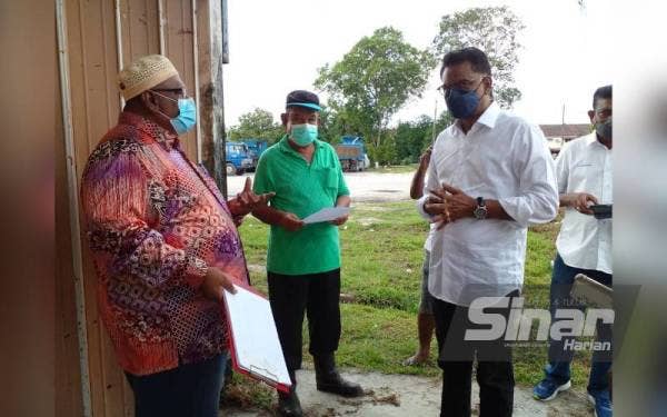 Ibrahim (kiri) berbincang bersama Xavier (tiga dari kiri) berhubung masalah gangguan bekalan elektrik di kawasan berkenaan.