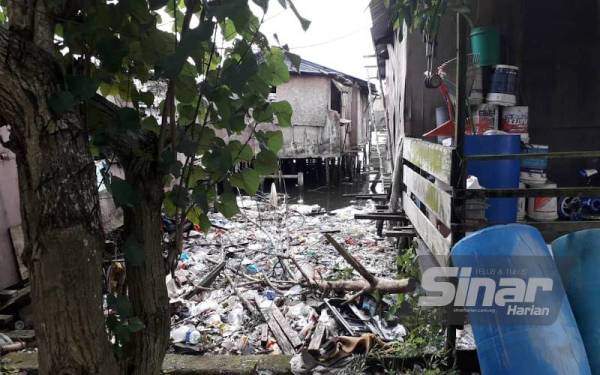 Ketiadaan tong sampah dan tempat membuang sampah khusus mengakibatkan penduduk membuang sampah ke laut di Kampung Orang Asli Teluk Jawa, Pasir Gudang.