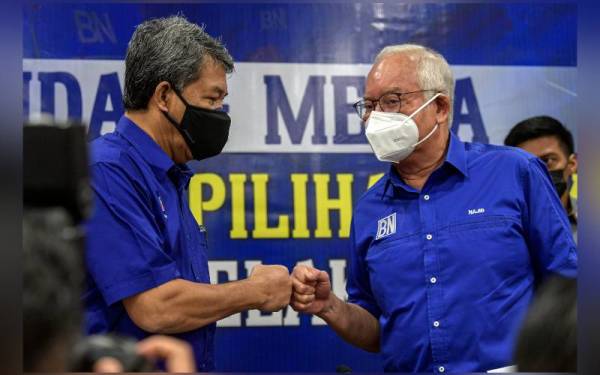 Timbalan Presiden UMNO yang juga Pengarah Pilihan Raya Negeri BN, Datuk Seri Mohamad Hasan (kiri) bersama Pengerusi Lembaga Penasihat BN, Datuk Seri Najib Tun Razak (kanan) pada sidang media pengumuman calon bagi PRN Melaka pada Sabtu.