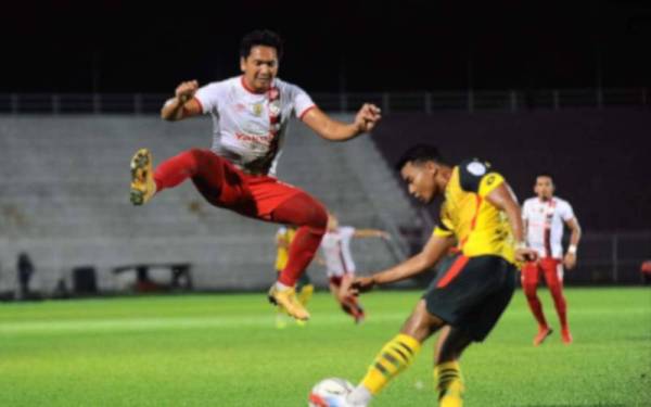 Antara aksi menarik perlawanan Kelantan United menentang KDA di Kota Bharu. FOTO: Kelantan United FC