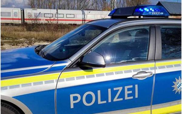 Kereta api tersebut dihentikan di stesen Seubersdorf, kira-kira 70 kilometer selatan Nuremberg, di mana suspek ditahan dan ratusan penumpang diturunkan. - Foto Reuters