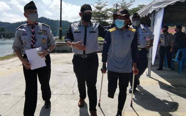 Aznel (tengah) hadir menyaksikan pelepasan Mohd Syukor Survival Kayak Solo Pengakap OKU di Tasik Banding, Gerik pada Sabtu.