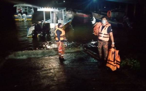 Anggota bomba melakukan operasi mencari dan menyelamat dua pemancing yang terperangkap di tunggul batu di Pantai Tanjung Balau, Kota Tinggi pada Sabtu.