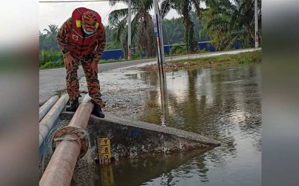 Hari terakhir fenomena air pasang besar menyaksikan berlaku peningkatan air di sekitar daerah Kuala Selangor pada Ahad. - Foto ihsan bomba