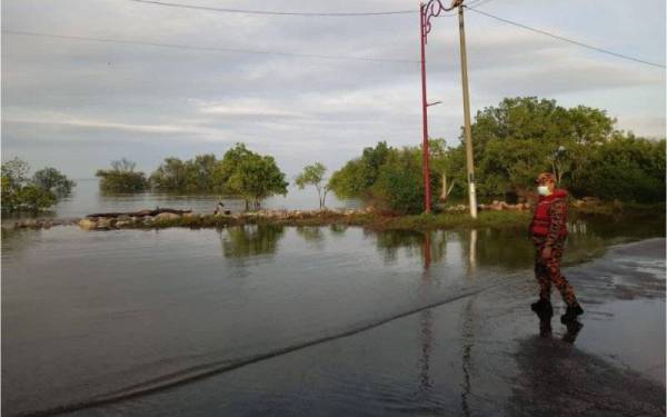 Anggota bomba melakukan pemantauan fenomena air pasang besar di Kuala Selangor dan Tanjong Karang. - Foto ihsan bomba