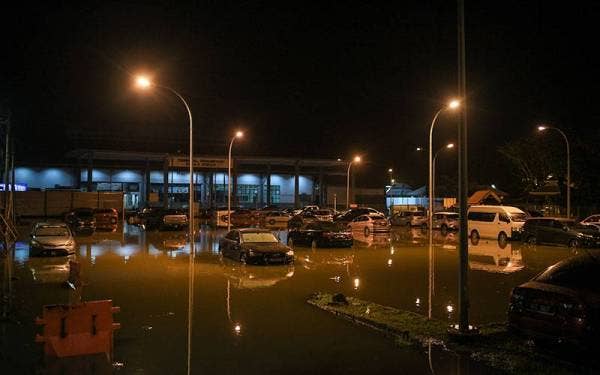 Sebahagian kawasan letak kereta di hadapan Terminal Penumpang Kuala Kedah dinaiki air pada awal pagi tadi berikutan berlaku fenomena air pasang besar ketika tinjauan di kawasan tersebut. - Foto Bernama