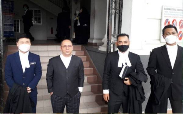 Wan Shaharuddin (dua kiri) bersama barisan pendakwaan selepas prosiding bagi pertuduhan kes rasuah di Mahkamah Tinggi Johor Bahru pada Ahad.