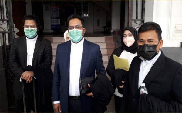 Salehuddin (kanan) bersama barisan pembelaan selepas prosiding bagi pertuduhan kes rasuah Datuk Abdul Latif Bandi di Mahkamah Tinggi Johor Bahru, Johor Bahru pada Ahad.