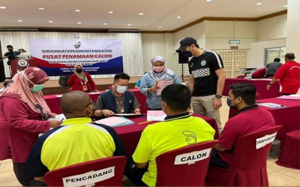Petugas di DUN Paya Rumput sedang membuat persediaan bagi menghadapi hari penamaan calon pada Isnin.