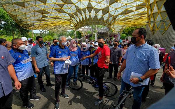 Perdana Menteri Datuk Seri Ismail Sabri Yaakob beramah mesra bersama seorang pemuda yang sedang beriadah selepas melancarkan sambutan Bulan Keluarga Malaysia (BKM) 2021 di Taman Botani Perdana hari ini.