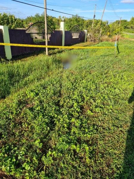 Mayat mangsa ditemui di parit akibat lemas selepas terbabit dalam kemalangan jalan raya di Kampung Saga-Saga Pimping, Membakut, Beaufort.