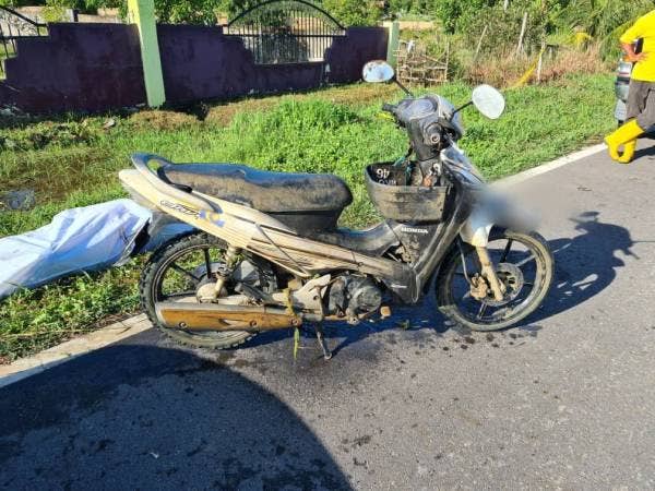 Motosikal mangsa tunggang turut ditemui di lokasi kejadian.