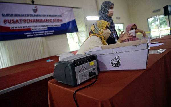 Para petugas Suruhanjaya Pilihan Raya (SPR) melakukan simulasi sebagai persediaan menjelang hari penamaan calon bagi Pilihan Raya Negeri (PRN) Melaka esok di Dewan Besar Kolej Komuniti Selandar ketika tinjauan hari ini.