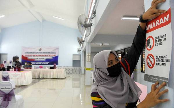 Petugas Suruhanjaya Pilihan Raya Nurul Farah Illyani Zulastry membuat persiapan sebelum berlangsungnya proses penamaan calon bagi Pilihan Raya Negeri (PRN) Melaka di Dewan Kasturi Japerun hari ini.
