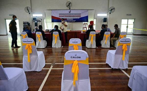 Deretan kerusi yang disusun mengikut penjarakan sosial ketika tinjauan hari ini di Pusat Penamaan Calon, Dewan Besar Kolej Komuniti Selandar, menjelang hari penamaan calon Pilihan Raya Negeri (PRN) Melaka esok.