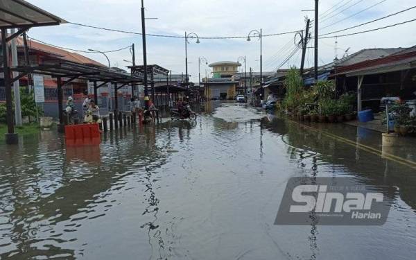 Pekan Kukup dilanda air pasang besar pada tengah hari Ahad.
