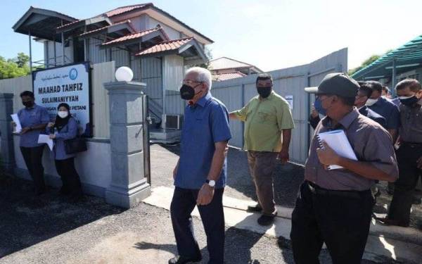 Mahdzir (hadapan) ketika mengadakan lawatan ke kompleks Maahad Tahfiz Sulaimaniyyah pada Ahad.