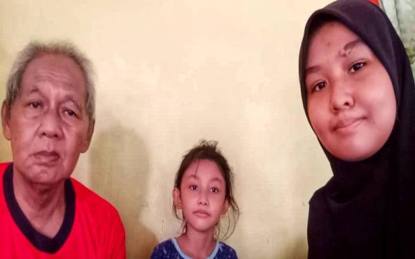 Nor Asyura (kanan) menjaga ayahnya, Kamaruddin dan Nor Bahiyah sejak ibunya meninggal dunia dua tahun lalu.