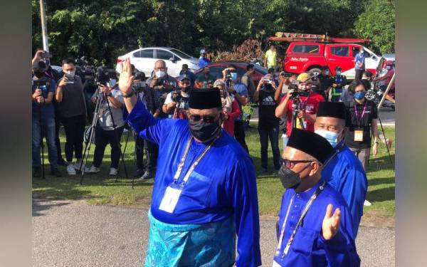 Calon BN DUN Tanjung Bidara Datuk Seri Ab Rauf Yusoh tiba di pusat penamaan calon Dewan Kompleks Japerun Tanjung Bidara