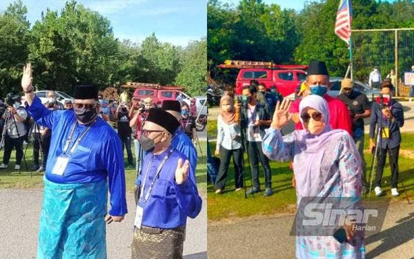 Ab Rauf (kiri) dan Mas Ermieyati melambai tangan ketika hadir hadir di pusat penamaan calon DUN Tanjung Bidara, Alor Gajah pada Isnin.