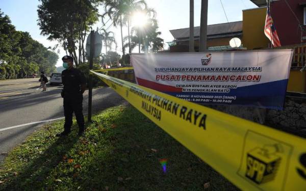 Anggota polis berkawal di hadapan Pusat Penamaan Calon di Dewan Bestari Ayer Keroh hari ini. - Foto Bernama