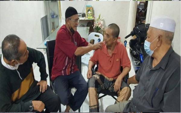 Wan Rashid (dua,kanan) menerima kunjungan pihak persatuan di kediamannya di sini.