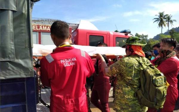 Mayat mangsa dibawa ke Hospital Yan untuk proses bedah siasat.