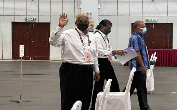 Calon Bebas bagi DUN Bukit Katil, Abdul Hamid Mustapah (kiri) selesai menyerahkan borang penamaan calon di Pusat Penamaan Calon, Dewan Tun Ali Bukit Katil hari ini. - Foto Bernama