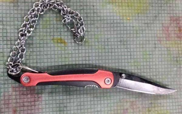 Pisau digunakan suspek dalam kejadian di bawah blok sebuah pangsapuri di Taman Putra Damai, Petaling Jaya pada Ahad dirampas untuk siasatan lanjut.