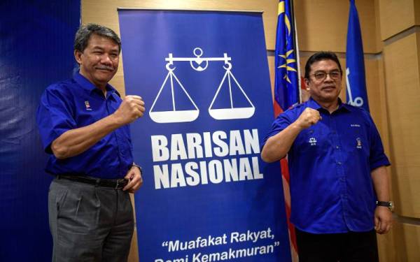 Sulaiman (kanan) dan Timbalan Presiden UMNO yang juga Pengarah Pilihan Raya Negeri BN, Datuk Seri Mohamad Hasan selepas sidang media pengunguman calon di Pusat Dagangan Dunia (WTC), Kuala Lumpur pada Sabtu. - Foto fail Bernama