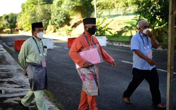 Idris tiba di Pusat Penamaan Calon, Dewan Besar Kolej Komuniti Selandar hari ini.