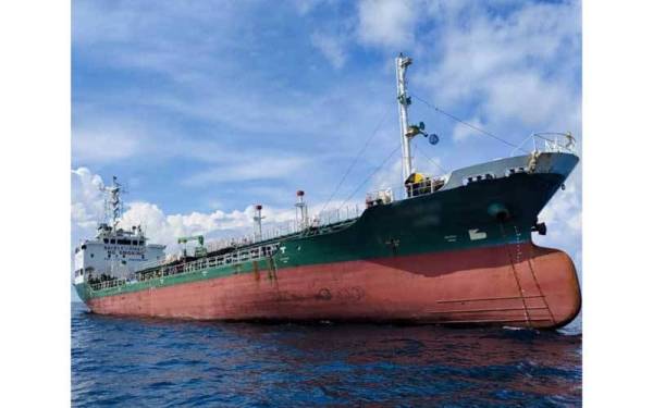 Kapal tangki yang didaftar dari Thailand ditahan Maritim Malaysia Johor dalam satu operasi di perairan Kota Tinggi pada Ahad.