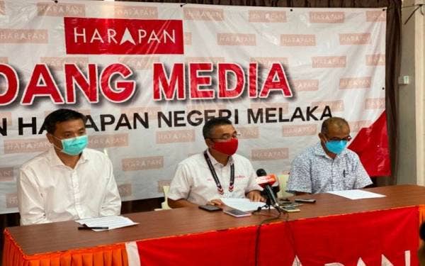 Adly (tengah) pada sidang akhbar di Graha Amanah Melaka Bukit Katil, Melaka pada Isnin.