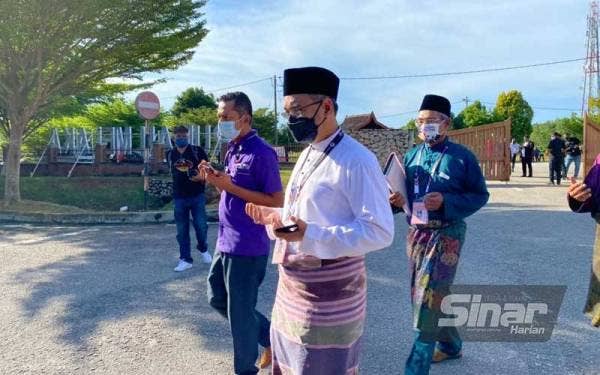 Bekas Ketua Menteri Melaka, Adly Zahari tiba jam 8.44 pagi. - Foto Sinar Harian
