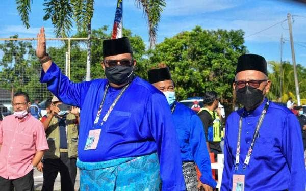 Calon Barisan Nasional (BN) bagi Dewan Undangan Negeri (DUN) N2 Tanjung Bidara, Pengerusi BN Melaka Datuk Seri Ab Rauf Yusoh (dua, kiri) tiba di Pusat Penamaan Calon Pilihan Raya Negeri Melaka di Bangunan Jawatankuasa Pembangunan dan Penyelarasan Dewan Undangan Negeri (JAPERUN) Tanjung Bidara hari ini. - Foto Bernama