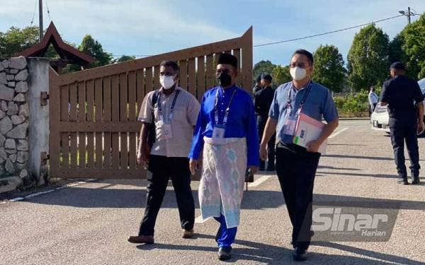 Timbalan Ketua UMNO Bahagian Hang Tuah Jaya, Datuk Hasnoor Sdg Husin (tengah) tiba jam 8.43 pagi. - Foto Sinar Harian