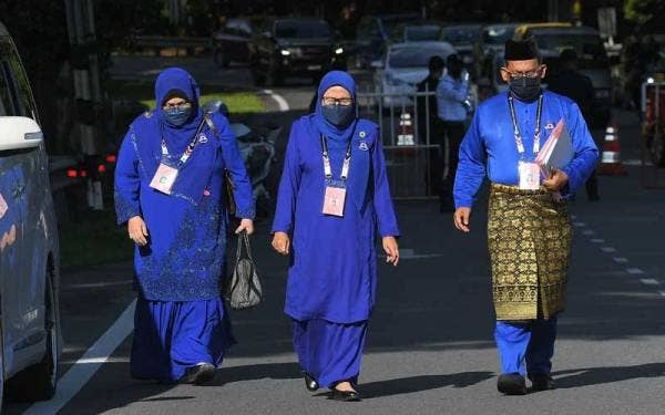 Calon Barisan Nasional (BN) bagi Dewan Undangan Negeri (DUN) N15 Pengkalan Batu, Datuk Kalsom Nordin (tengah) hadir di Pusat Penamaan Calon bagi Pilihan Raya Negeri Melaka di Dewan Bestari Ayer Keroh hari ini. Foto Bernama