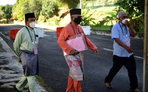  Calon Parti Keadilan Rakyat (PKR) bagi Dewan Undangan Negeri (DUN) N10 Asahan, Datuk Seri Idris Harun tiba di Pusat Penamaan Calon, Dewan Besar Kolej Komuniti Selandar hari ini. - Foto Bernama
