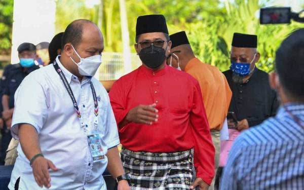 Calon Pakatan Harapan (PH) bagi Dewan Undangan Negeri (DUN) N2 Tanjung Bidara Zainal Hassan (dua, kiri) tiba di Pusat Penamaan Calon Pilihan Raya Negeri Melaka di Bangunan Jawatankuasa Pembangunan dan Penyelarasan Dewan Undangan Negeri (JAPERUN) Tanjung Bidara hari ini. - Foto Bernama
